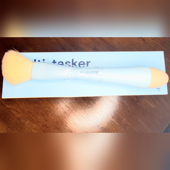 5/75$ ALLEYOOPMulti-Tasker: Makeup Brush - 4 in 1 - Picture 7 of 9
